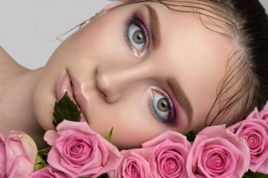 güzel bir genç kadının portresi Studio.  