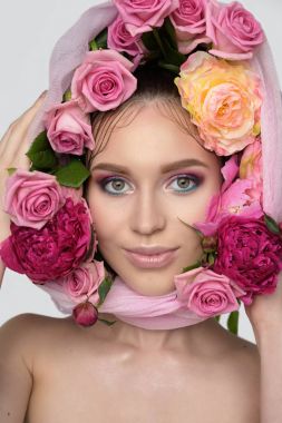 güzel bir genç kadının portresi Studio.  