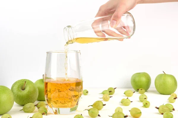 Apfelsaft ins Glas gießen. — Stockfoto