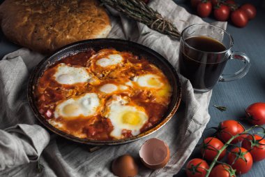Shakshuka bir tavada pide ile.  