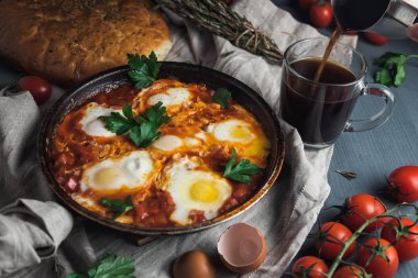 Shakshuka bir tavada pide ile.  