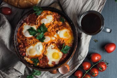 Shakshuka bir tavada pide ile.  
