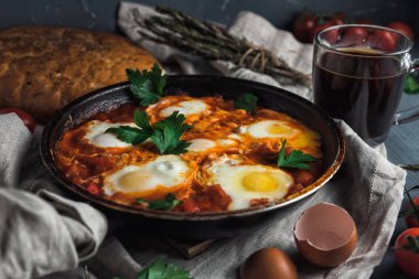 Shakshuka bir tavada pide ile.  