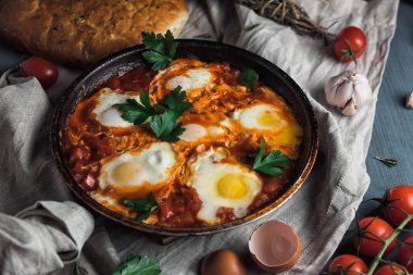 Shakshuka bir tavada pide ile.  