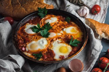 Shakshuka bir tavada pide ile.  