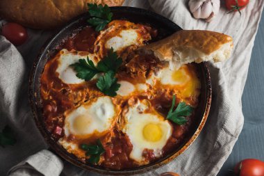 Shakshuka bir tavada pide ile.  