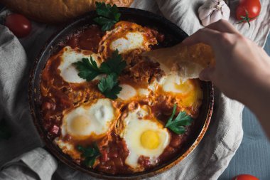 Shakshuka bir tavada pide ile.  