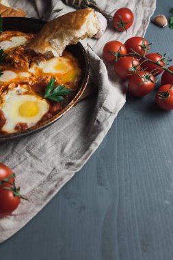 Shakshuka bir tavada pide ile.  