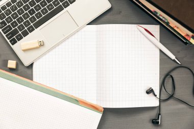 Ofis işyeri açık dizüstü bilgisayar ile. 