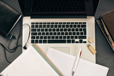 Ofis işyeri açık dizüstü bilgisayar ile. 