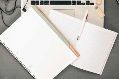 Ofis işyeri açık dizüstü bilgisayar ile. 