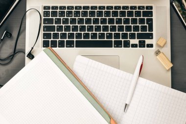 Ofis işyeri açık dizüstü bilgisayar ile. 