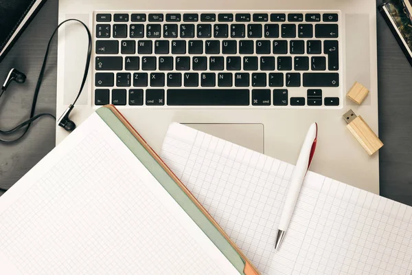 Ofis işyeri açık dizüstü bilgisayar ile. 