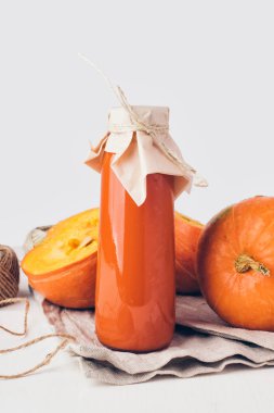 beyaz zemin üzerine iki mini kabaklar.