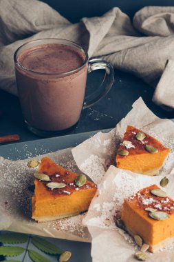 Mavi plaka üzerinde kabak mini kek.