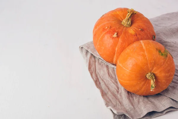 Dos mini calabazas sobre fondo blanco . — Foto de Stock