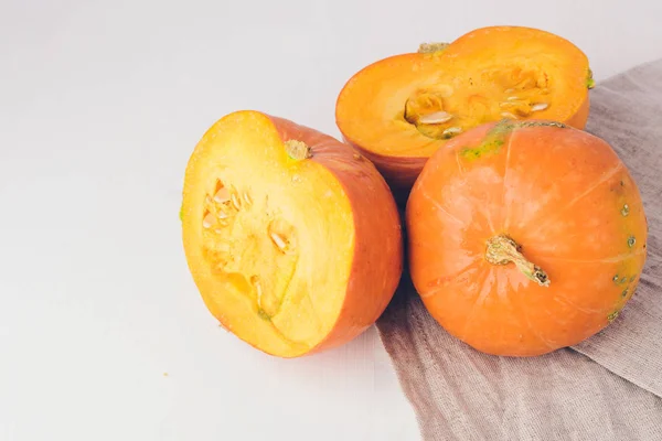 Dos mini calabazas sobre fondo blanco . — Foto de Stock