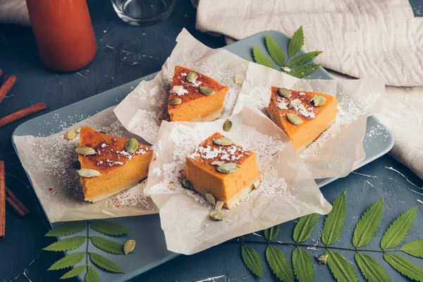 Mavi plaka üzerinde kabak kek.