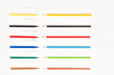 Beyaz arka plan üzerinde renkli işaretleyicileri desen. 