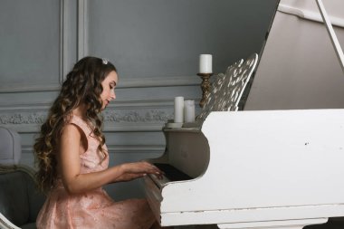 Güzel kadın oynarken piyano. 