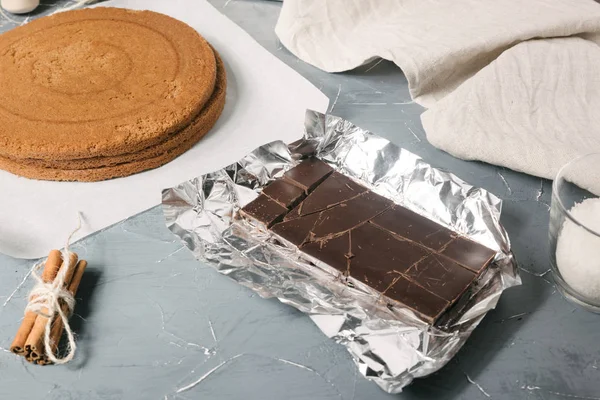 Camada de bolo de chocolate e biscoito escuro . — Fotografia de Stock