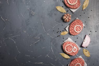 Organik taze kıyılmış et pirzola. 