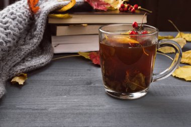 Fincan çay ve gri kareli.