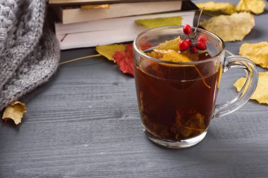 Fincan çay ve gri kareli.