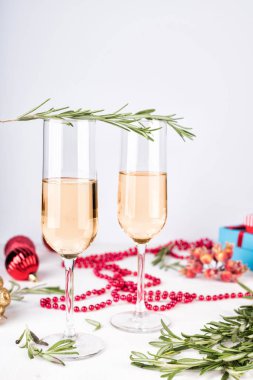 İki şampanya bardağı hafif bokeh arka plan üzerinde. 