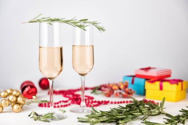 İki şampanya bardağı hafif bokeh arka plan üzerinde. 