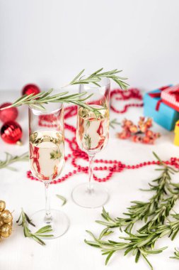 İki şampanya bardağı hafif bokeh arka plan üzerinde. 