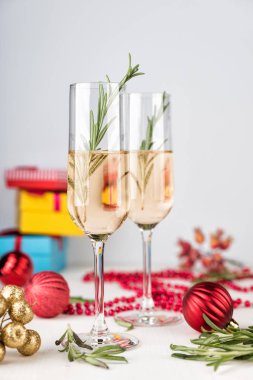 İki şampanya bardağı hafif bokeh arka plan üzerinde. 