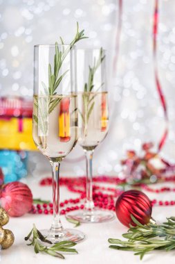 İki şampanya bardağı hafif bokeh arka plan üzerinde. 