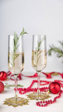 İki şampanya bardağı hafif bokeh arka plan üzerinde. 