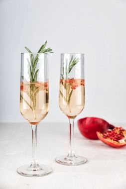 Nar ve biberiye dalı ile kokteyl köpüklü.