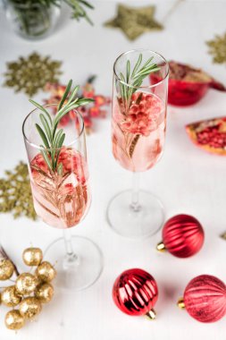 Nar ve biberiye dalı ile kokteyl köpüklü.