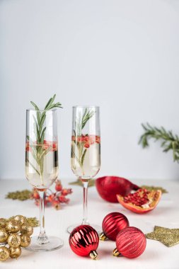 Nar ve biberiye dalı ile kokteyl köpüklü.