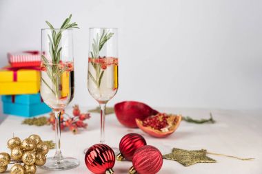 Nar ve biberiye dalı ile kokteyl köpüklü.