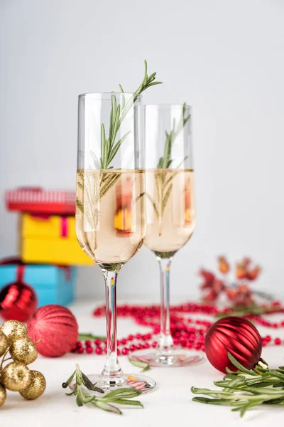 İki şampanya bardağı hafif bokeh arka plan üzerinde. 