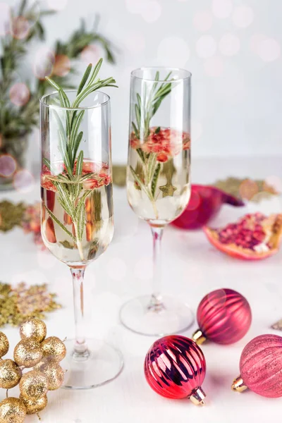 Nar ve biberiye dalı ile kokteyl köpüklü.