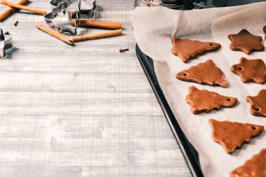 Pan pişirme üzerinde Noel gingerbread çikolatalı çerezleri. 