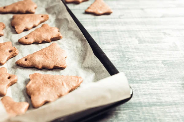 Pan pişirme üzerinde Noel gingerbread çikolatalı çerezleri. 