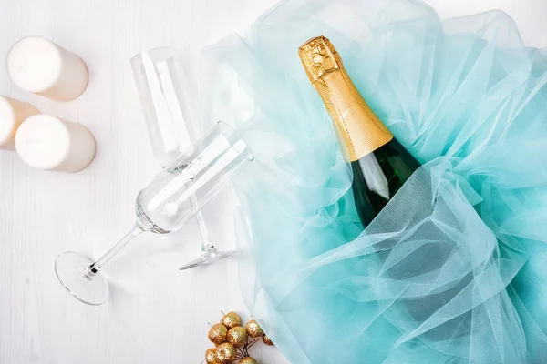 Fles champagne en glazen. — Stockfoto