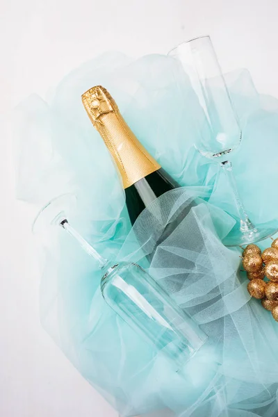 Bir şişe şampanya ve bardak. — Stok fotoğraf