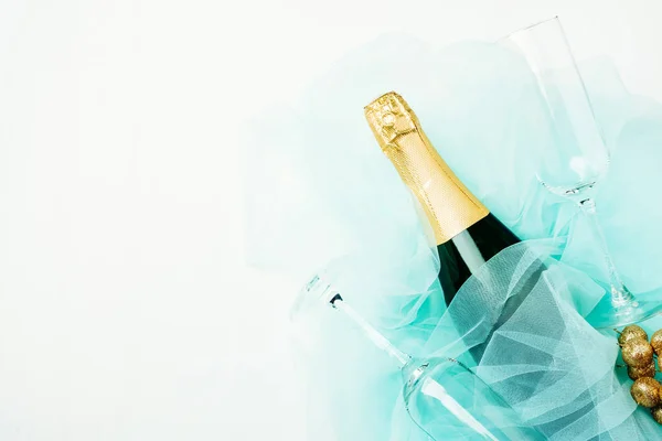 Garrafa de um champanhe e copos . — Fotografia de Stock
