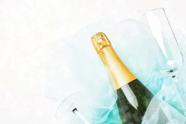 Бутылка шампанского и бокалы . — стоковое фото