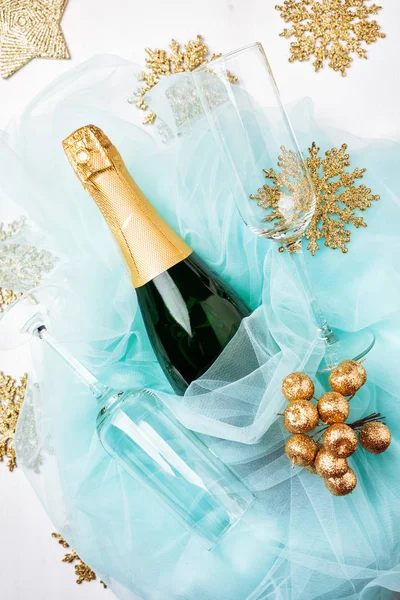 Botella de champán y copas . — Foto de Stock