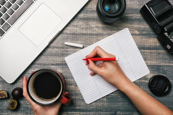 Ofis tablo Masası, düz yatıyordu. 