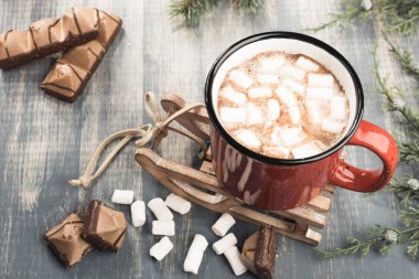 Gri ahşap zemin üzerine kakao fincan. 