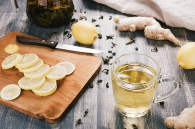 Limonlu zencefil çay fincan.